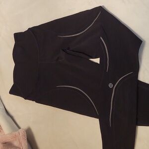 Black lulu leggings with reflecting lines, size 2